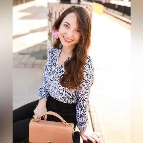 Lilly Pulitzer Elsa Silk Top Onyx Home slice size M
White Black - Picture 3 of 13